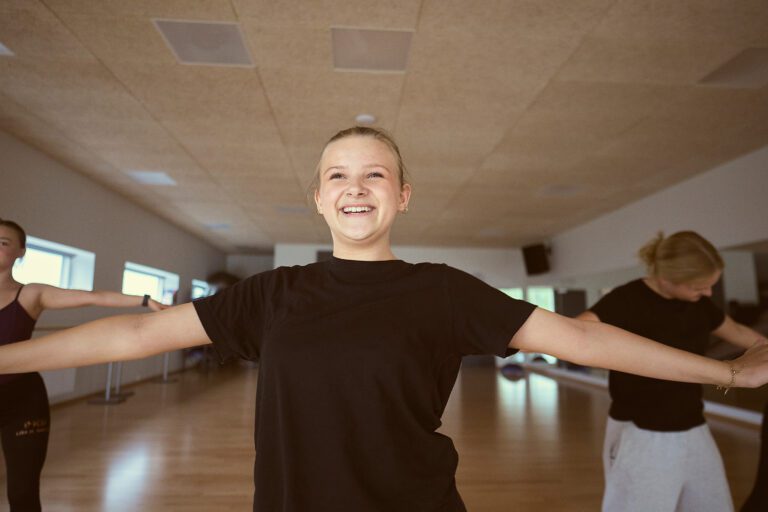 Efterskole med Contemporary Dance. Dans som linjefag. Moderne dans, ballet og jazz. Efterskole med masser af dans.